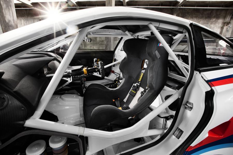 Интерьер BMW M6 GT3 (F13) 2015 года  (фото 28 из 51)